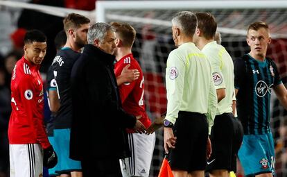 Mourinho dialoga con el árbitro tras el empate ante el Southampton.