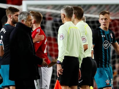 Mourinho dialoga con el árbitro tras el empate ante el Southampton.