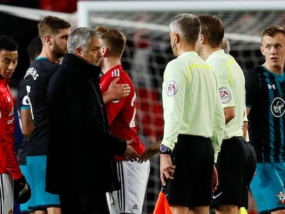 Mourinho dialoga con el árbitro tras el empate ante el Southampton.