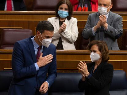 Pedro Sánchez es aplaudido tras su intervención en el Congreso de los Diputados, este miércoles.