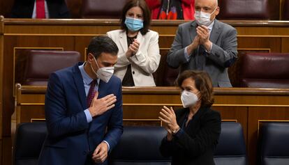 Pedro Sánchez es aplaudido tras su intervención en el Congreso de los Diputados, este miércoles.