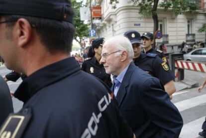 Teddy Bautista leaves the High Court after being freed on bail.