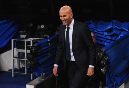 Zidane sale del túnel del vestuario antes del partido en el Bernabéu.