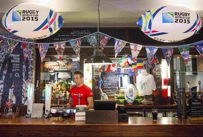 Un trabajador de un pub londinense decorado con motivo del Mundial