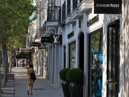 Poco ambiente de compras y locales cerrados en busca de nuevos inquilinos  en la Calle Serrano, Madrid.