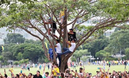 Partidarios de Jair Bolsonaro toman durante la ceremonia de juramento en Brasilia.