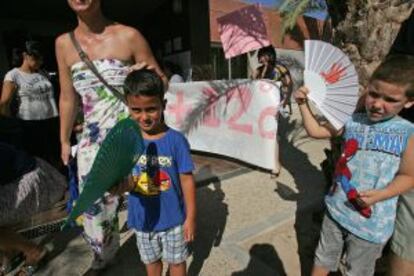 Alumnos del colegio Clara Campoamor de Elche acuden a clase con abanicos en protesta por el calor.