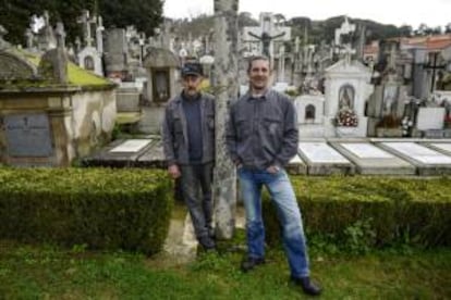 Lo primero que salta a la vista cuando se entra en su oficina es un teléfono en forma de calavera. Y es que Juan González (d), enterrador del cementerio municipal de San Francisco en Ourense, echa mano del humor negro en su día a día, aunque cada jornada él y su compañero Manuel González (i) desempeñan su trabajo 'con el mayor respeto'.