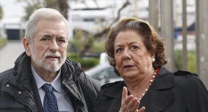 El secretario de Estado Antonio Beteta y la alcaldesa Rita Barberá, ayer, en la dársena.