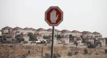 Una señal de prohibido permanence delante de un asentamiento judío en la localidad cisjordana de Maale Adumim (Palestina). EFE/Archivo