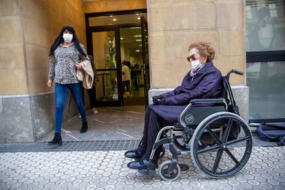 Faustina Ceberio espera su turno para vacunarse en la entrada del centro de salud Bengoetxea de San Sebastián.