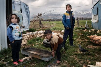 Los ni&ntilde;os son las principales v&iacute;ctimas del &eacute;xodo sirio. En plena fase de crecimiento y desarrollo, se han visto obligados a prescindir de un hogar, de una educaci&oacute;n y de una identidad. Asentamiento de Delhamiye, Zahle, L&iacute;bano.