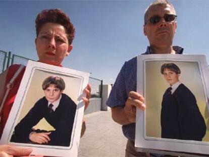Los padres de Donovan, con una foto de su hijo el pasado mes de agosto.