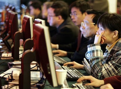 Un grupo de chinos ante el ordenador en una congreso de Pekín.