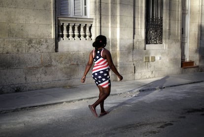 Una mujer camina por La Habana con un vestido con los colores de la bandera de Estados Unidos en una imagen de archivo