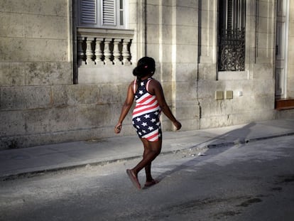 Una mujer camina por La Habana con un vestido con los colores de la bandera de Estados Unidos en una imagen de archivo.