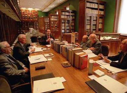 Reunión de la Real Academia Española en 2001 con, entre otros, Víctor García de la Concha (segundo por la izquierda), Emilio Lledó y Lázaro Carreter (segundo y tercero por la derecha).