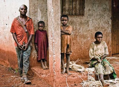 Los bantúes -etnia mayoritaria de Camerún- llaman a los pigmeos que trabajan para ellos, en la casa o en el campo, "mi baka". Unos y otros conviven en Bonando. Sambo Paul, Yeye Madeleine (ella) y los niños Gooba y Fokele Bafando.