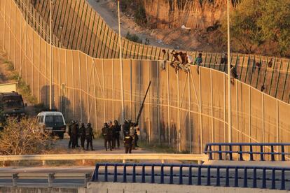 Los sin papeles han intentado saltar la valla en la zona comprendida entre el aeropuerto y el puesto fronterizo de Barrio Chino; posteriormente un grupo se ha desplazado a la zona de Mariguari y Farhana.