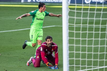 Jonathan Silva celebra ante Diego López su gol en el Espanyol-Leganés.