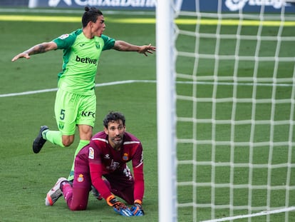 Jonathan Silva celebra ante Diego López su gol en el Espanyol-Leganés.