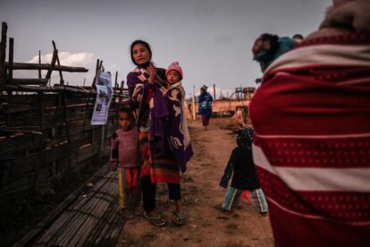 Una mujer naga y sus hijos se dirigen a la clínica móvil de la aldea de Khar Lay para pasar consulta médica.