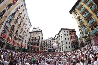 A Praça Consistorial de Pamplona pouco antes do 'chupinazo'.