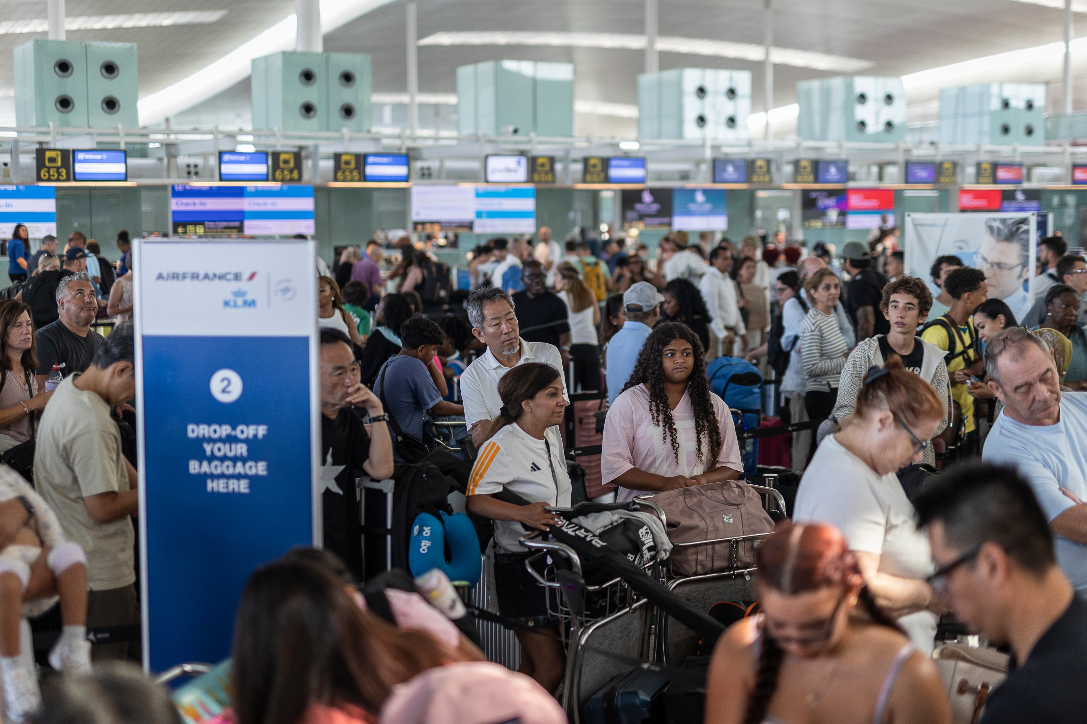 En la imagen, clientes de Air France hacen cola para facturar las maletas. 