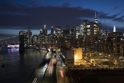 La ciudad de las luces, con sus rascacielos iluminados y sus autopistas vacías. La recomendación del gobernador de Nueva York, Andrew Cuomo, es que solo los trabajadores esenciales salgas de sus casas, y que el resto intente guardarse hasta nuevo aviso.