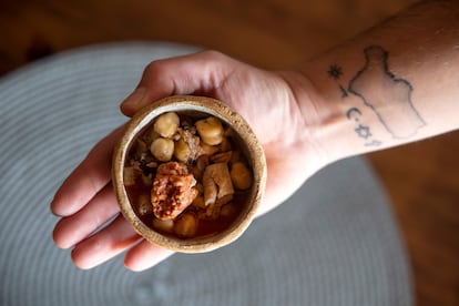 Los callos del cocinero Víctor Hierrezuelo que sirve en su restaurante El Chiringuito, en Sedella (Málaga).