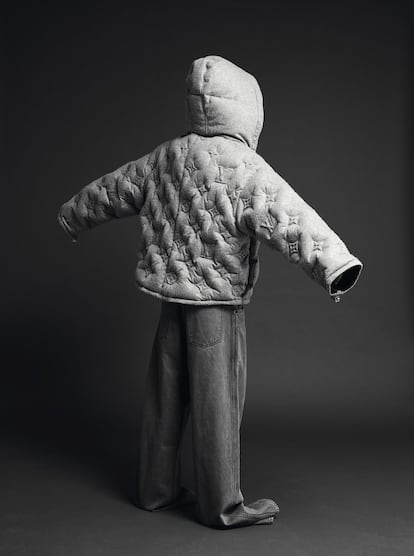 En el abrigo Boyhood, el anagrama de Louis Vuitton no está impreso, sino termograbado en relieve sobre el tejido de cachemir.