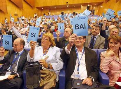 Los dirigentes del PP vasco y Cospedal, a la derecha, en una votación en el congreso.