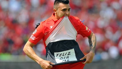 Enrique Triverio del Toluca festeja su gol.