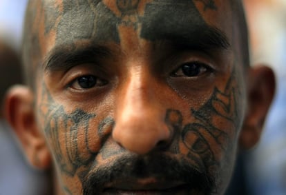 Cada una de las maras (pandillas) se distingue por sus tatuajes. En la imagen, un miembro de la Mara Salvatrucha.