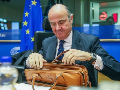 El ministro, Luis de Guindos, en la Comisi&oacute;n de Asuntos Econ&oacute;micos del Parlamento Europeo, en Bruselas