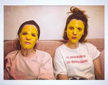 Leticia Dolera y Nuria Gago se preparaban para la gala con unas mascarillas y con humor. "Unas chicas que se parecen a Nuria Gago y yo, se están preparando para los Goya. ¿A que parecen majas?".