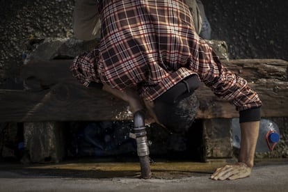 Un joven bebe de una fuente de agua potable en el municipio de Byblos, al norte de Beirut. El precio de una botella ha subido hasta cinco veces respecto al que tenía antes de la crisis económica que atraviesa Líbano. Muchos hogares ya no pueden permitirse comprar agua embotellada.