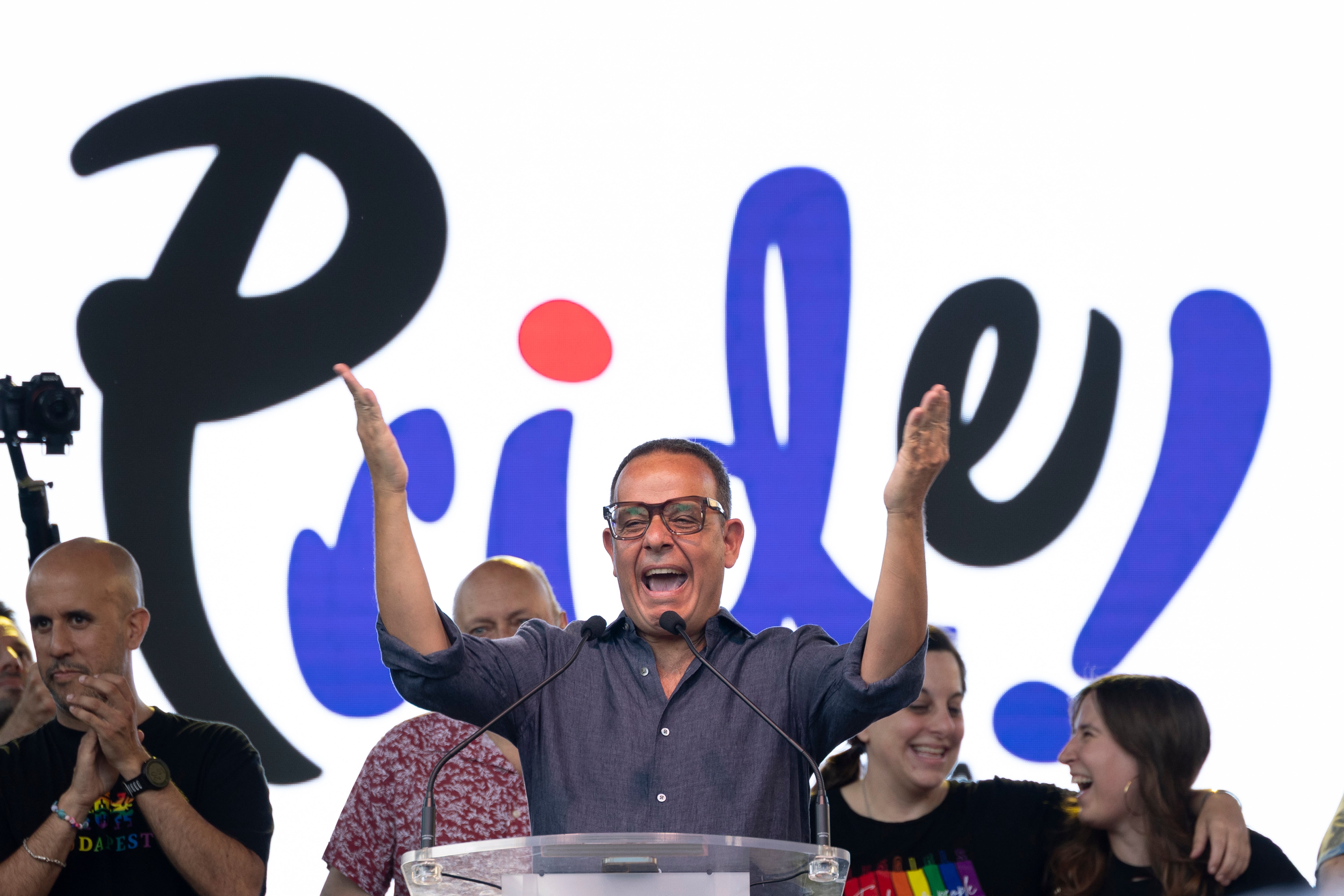 El inicio del pregón de Pride Barcelona, a cargo del actor, director teatral y presentador Àngel Llàcer, en plaza Universitat.