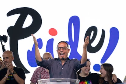 El inicio del pregón de Pride Barcelona, a cargo del actor, director teatral y presentador Àngel Llàcer, en plaza Universitat.