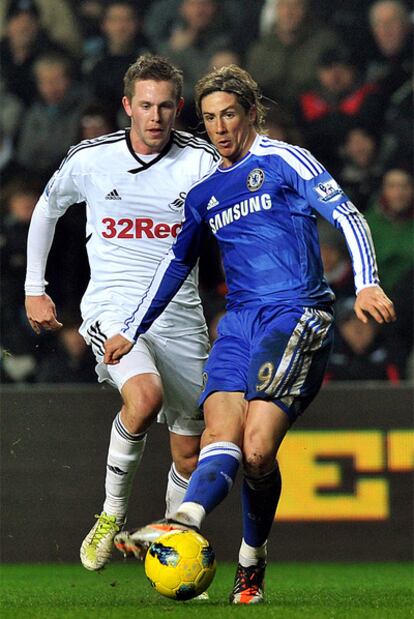 Fernando Torres pasa el balón durante un partido contra el Swansea.