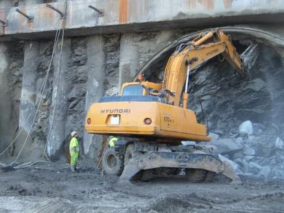 Las excavadoras atacan el arranque de los dos túéles de Albartia, en Leguitano, en las obras del AVE vasco. 
 