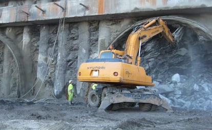 Las excavadoras atacan el arranque de los dos túéles de Albartia, en Leguitano, en las obras del AVE vasco. 
 