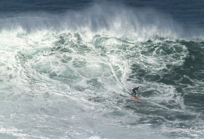 Uno de los malogrados practicante de Tow-in fue el especialista Peter Davi, uno de los primeros en surfear las Olas Mavericks en California y un experto en surf extremo. El 4 de diciembre de 2007 un terrible error le costo la vida a los 45 años de edad practicando tow-in surf en Ghost Trees, también en California lo que da muestra de la peligrosidad de esta práctica.