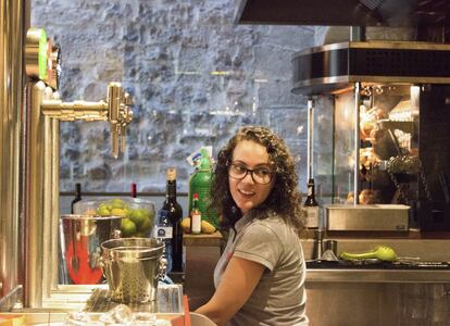 Trenta graus a l'ombra. Giuliana Ippoliti obre els para-sols de la terrassa del bar on treballa, El Guindilla, al barri del Born, a Ciutat Vella (Barcelona). Veneçolana, de 30 anys, la Giuliana ordena les cadires i atén la primera taula del matí. Dues coca-coles i un cafè amb gel. De fet, la Giuliana treballa de cambrera però ha estudiat Relacions Internacionals i Periodisme. Doblement qualificada, va marxar de Caracas, ciutat on treballava, fugint de la inseguretat arran d'un segrest exprés del qual va ser víctima i va arribar a Barcelona per fer un màster. Per compaginar les seves pràctiques va començar a buscar feina. Però no en va trobar. Així va acabar a El Guindilla. "Al principi va ser difícils, però almenys em paguen, no com en altres llocs que demanen becaris molt qualificats i a sobre sense cobrar", explica. De tornar a Veneçuela, de moment no en parla, encara que allà "treballava en una ambaixada i guanyava força diners". La Giuliana somriu i posa en una safata platejada les dues coca-coles i el cafè amb gel per servir la primera taula del matí.