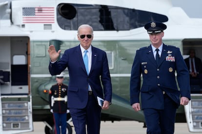 President Joe Biden, with Air Force Col. Matthew Jones, Commander, 89th Airlift Wing, walks towards Air Force One at Andrews Air Force Base, Md., Tuesday, Feb. 28, 2023, as he heads to Virginia Beach, Va., to talk about healthcare.