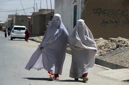 Dos mujeres cubiertas con burka caminan por una calle de Kandahar.