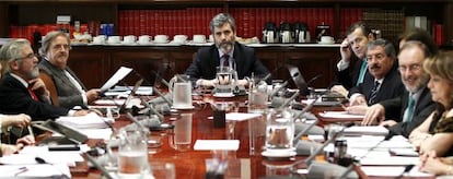 Carlos Lesmes, en el centro de la foto, preside una reuni&oacute;n del pleno del Consejo General del Poder Judicial, el 13 de junio de 2014.