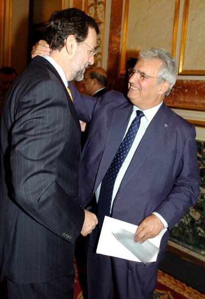 Enrique Múgica saluda a Mariano Rajoy, en el Congreso de los Diputados en 2005.