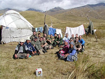 Varios militares españoles posan junto a algunos kirguizos cerca de la base de Gancí.