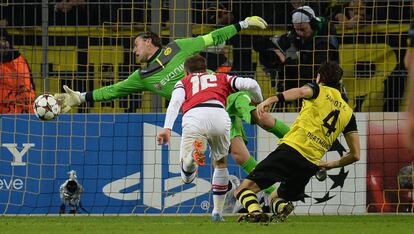 Weidenfeller no puede hacer nada para evitar el gol de Ramsey.